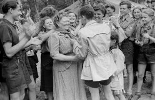 Pionierrepublik "Ernst Thälmann" in Wuhlheide : Rosa Thälmann mit Pionieren im Zeltlager