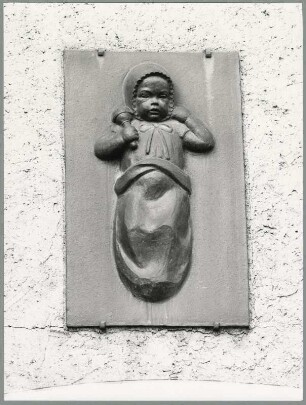 8. „Wickelkind“, Eingang Kindergarten, Fröbelstraße, Weißwasser