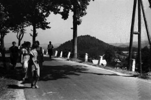 Krummhübel: Straße nach Krummhübel, mit Berg