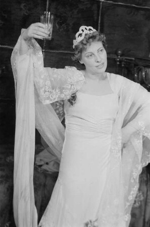 Szenenbilder aus dem Drama "Endstation Sehnsucht" von Tennessee Williams am Schlossparktheater Berlin-Steglitz : Soloaufnahme von Marianne Hoppe als Blanche DuBois