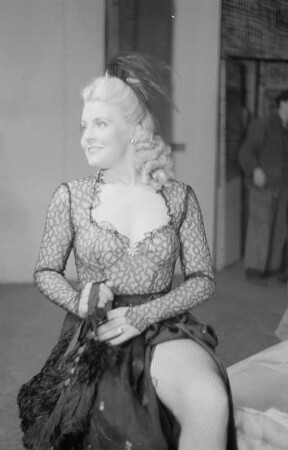 Szenenbilder aus der Operette "Die Dubarry" von Karl Millöcker und Theo Mackeben am Metropol-Theater Berlin