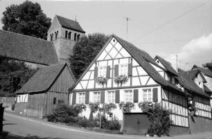 Burkheim: Burkheimer Kirche und Fachwerkhaus