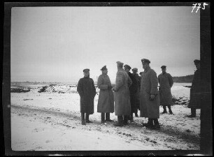 Komaika-Stellung (=Kamaja/Kamoja, Gewässer in Litauen): Exzellenz Hellingrath, Oberst von Poschinger, Major von Poschinger, Oberstleutnant Scherf und Hauptmann Jahreis im Gespräch vor verschneiter Landschaft ("Generalleutnant von Hellingrath beim Besuch der Stellung")