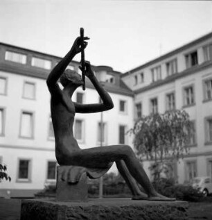 Plastik "Flötenspieler" von Bildhauer Emil Sutor.