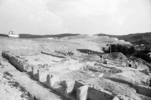 Kiechlinsbergen: Ausgrabung einer Fliehburg aus dem 12. Jahrhundert mit Rebumlegung im Hintergrund