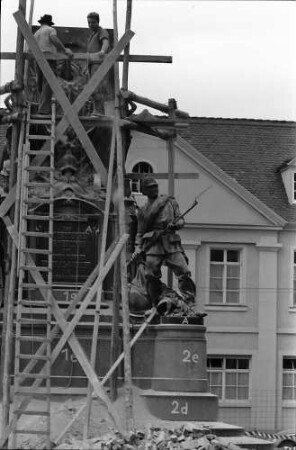 Freiburg i. Br.: Abbau des Siegesdenkmals (Sockel)