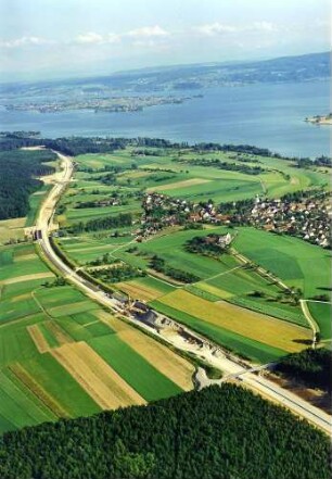 Trassierung, Erdbau, Rechts im Bild: Markelfingen. Im Hintergrund: Die Insel Reichenau.