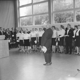 Verabschiedung von Musikdirektor August König: Turnhalle der Stadtschule: Königstraße: König beim Dirigieren der Oldesloer Singakademie von 1946 und des Oldesloer Männerchores von 1844: 09.07.1967