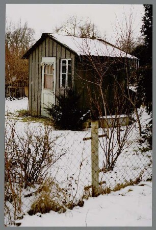 Alte Gartenlaube in Holzbauweise im Schnee, Pegau