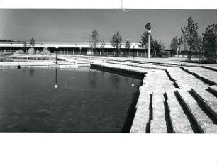 Hansjakob, Gottfried; München - Oberschleißheim, Oberwiesenfeld; Olympiagelände Oberwiesenfeld und Wettbewerb Olympia-Schießanlage Oberschleißheim - Olympia-Schießanlage, Blick über Teich und Außenterrasse, abgestuft
