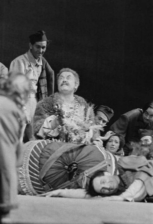 Szenenbilder aus "Der Revisor" von Werner Egk. Staatsoper Berlin, 23.12.1957