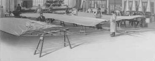 Tapeziererwerkstatt für das Bespannen von Tragflächen, Steuer usw. (Rumpler-Werke) : Technikgeschichte | Maschinenbau | Verkehrswesen | Luftfahrzeuge | Flugzeuge