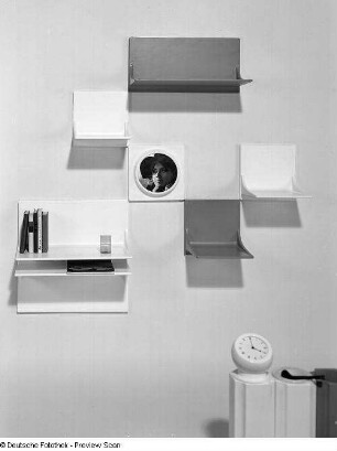 Wandregale und Bilderrahmen : Leipziger Herbstmesse, 1973. PUR-Regalsystem. Kunststoff (1973; Hochschule für Kunst und Design Halle (Burg Giebichenstein)). Wandregale und Bilderrahmen