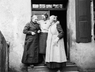 Schönlanke : Schönlanke (Trzcianka/Polen). Gruppenaufnahme vor dem Eingang eines Wohnhauses (vermutlich Angehörige der Familie des Fotografen)