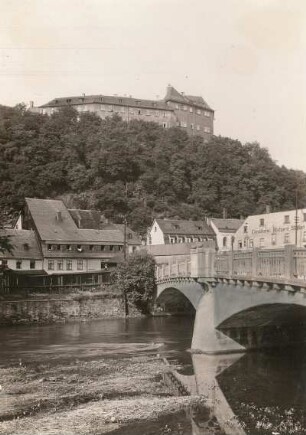 Oberes Schloß : Oberes Schloß, über die Weiße Elster gesehen, Heinrichsbrücke (heute Freiheitsbrücke)
