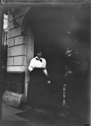 Junge Frau in der Erwinstraße in Freiburg