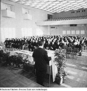 Festveranstaltung zum 20. Jahrestag der Gründung der DDR im Plenarsaal des Rathauses