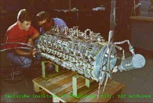 Zwei unbekannte Mitarbeiter bei Arbeiten an einer supraleitenden Spule des Instituts für Technische Physik (ITP)