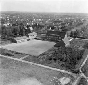 Grundschule Am Reesenbüttel (Schimmelmannstraße 46): Luftbild: im Vordergrund Sport- und Schulplatz, im Hintergrund Wohngebiet