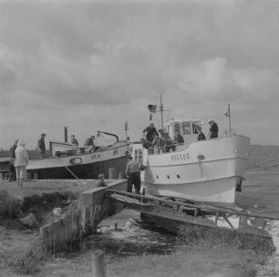 Lohme. Fischerboot und Fähre an der Anlegestelle