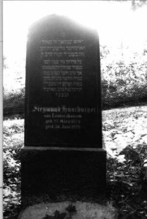 Grabstein 781 (Index: 99802270) Material: Granit, poliert Zustand: sehr gut Maße HxBxT: 153x61x19 cm Beschreibung: Sockel, Stele mit Segmentbogenabschluß Symbolik: Davidstern Besonderheit: längerer Text, Endreim: Grabstein 781