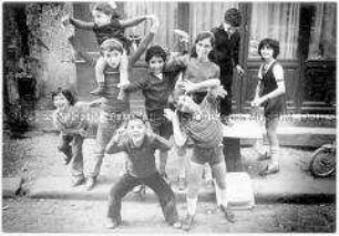 Porträt einer herumalbernden Kindergruppe (Altersgruppe 18-21)