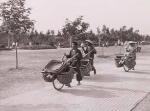 Peking, China : Transportarbeiter mit Lastrikschas