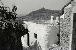 Blick aus einer Gasse in Chora auf die Landschaft der Insel Patmos