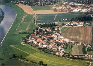 Dresden-Kaditz. Stadtteilansicht mit Dorfkern Altkaditz. Luftbild-Schrägaufnahme von Südost