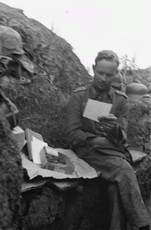 Zweiter Weltkrieg. Frontbilder. Sowjetunion. Franz Grasser beim Lesen eines Briefes