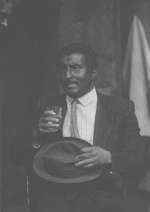 Szenenbilder aus "Eine Rosine in der Sonne", Schauspiel von Lorraine Hansberry mit Musik von Günter Hauk (Regie: Hans Dieter Mäde, Ausstattung: Peter Friede). Maxim-Gorki-Theater Berlin, 25.03.1963 (Premiere am 27.03.1963)