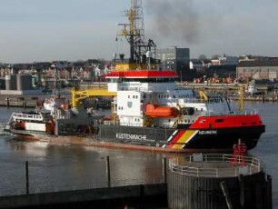 Cuxhaven - Hafengelände mit Schiff der Küstenwache : Schiff der Küstenwache im Seehafen von Cuxhaven, aufgenommen am 24. November 2004