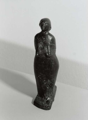 Stehende mit Gewand