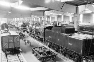 Mülhausen (Frankreich): Halle mit Loks und Wagen; von der Galerie