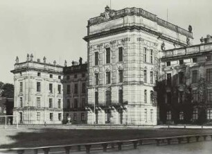Neues Schloss. Parkseite