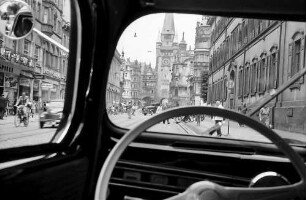 Freiburg i. Br.: Martinstor, Durchblick aus Autoscheibe