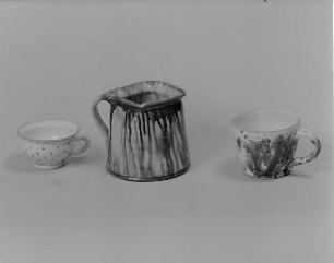 Zwei Tassen und ein Topf : Zwei Tassen und ein Topf. Irdenware, Mischtechnik, bemalt und glasiert (1. H. 20. Jh.; K. Feuerriegel). Frohburg Museum im Schloß Frohburg V 35/89, V 367/89, V 401/95