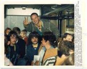 Exodus of East Germany Prag 1989 - DDR-Flüchtlinge im Bus-Shuttle zwischen Westdeutscher Botschaft und Ostdeutschem Konsulat, Warten auf Erhalt der Ausreisepapiere, 2. Flüchtlingswelle November 1989