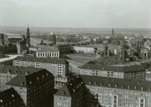 Dresden. Blick vom Rathausturm nach Norden über die Ernst-Thälmann-Straße zum Neumarkt