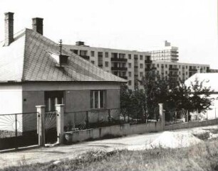 Veszprem, Ungarn. Neubauwohnviertel (Hochhäuser; vor 1960) hinter Zeile mit Einfamilienhäusern