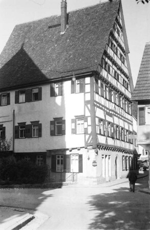 In Urach : Haus mit Fachwerkgiebel in Bad Urach