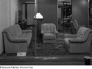 Sitzgruppe Pamela : Ausstellungskoje des VEB Polstermöbelkombinat Oelsa-Rabenau mit Sitzgruppe "Pamela"