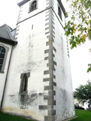 Fuchsstadt-Katholische Pfarrkirche-Kirchturm von Nordosten (im Kern Gotischer Chorturm mit Turmchor) - Schlitzscharte im Mittelgeschoß - Glockenstube 18 Jh