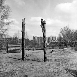 Lottbek: Kinderspielplatz: Kinder auf Klettergeräten: links Holzwand: in der Mitte Fahrrad an Holzgeländer: dahinter Teich und Grünanlage mit Bäumen: hinten Wohnblocks am Teichweg
