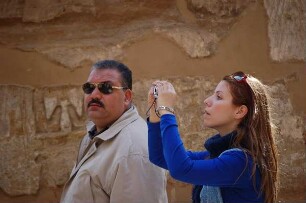 Luxor - Menschen im Säulensaal von Karnak : Touristen im Säulensaal des Amun-Tempels von Karnak, Luxor, aufgenommen 2006