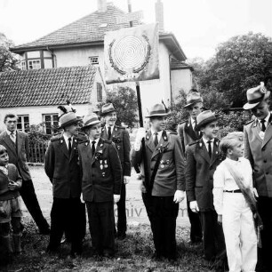 Schützenfest: Veranstalter Schützenverein Reinfeld und Umgebung von 1954 e.V.: Reinfelder Jungschützen mit neuer Standarte: links Zuschauer: dahinter Haus, 1. September 1957