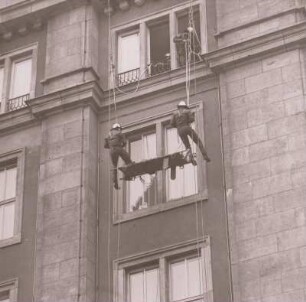 Dresden. Großübung der Feuerwehr : Rettung und Evakuierung von Menschen aus hohen Bauwerken mittels kombinierten Einsatzes verschiedener Leitern und spezieller Methoden der Abseiltechnik