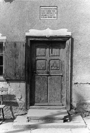 Montfort. Ehemaliger Montfort-Rotenfelsischer Sennhof (Althaus'sche Allgäuer Emmentaler Käserei) (1828-1835). Haustür und Inschrifttafel