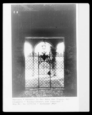 Palazzo in der Nähe des Palazzo dei Diamanti