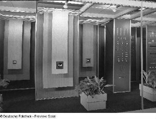 Ausstellungskoje des VEB Möbelkombinat Dessau mit Dekorfolien und Produkten des Zulieferers VEB Metallwaren Naumburg